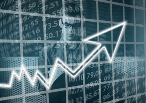 Maestrías y MBA b2ap3_thumbnail_Hombre-Analisis-mercado ¿Qué necesitas para los negocios internacionales?
