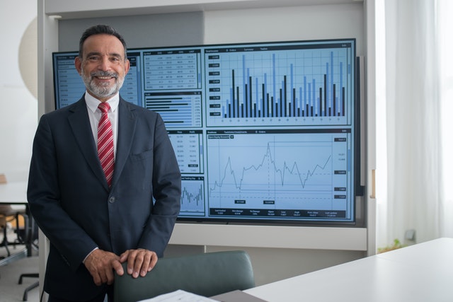 Maestrías y MBA pexelskampusproduction8353804 Tipos de derivados financieros